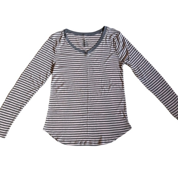 No Boundaries Tops - 🎃 🍁 5/$15  No Boundaries Long Sleeve Fitted Shirt, Grey/Pink